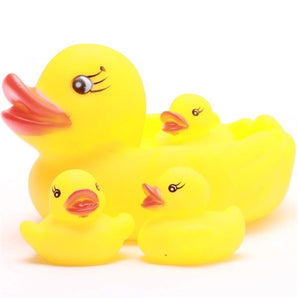 Badeente Mutter mit 3 Kindern