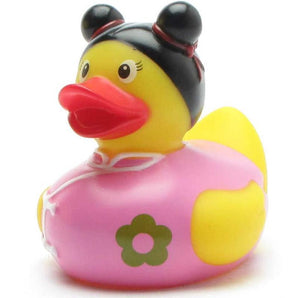Badeente Chinesin mit Blume auf der Brust