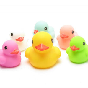 Badeenten Mutter mit 5 farbigen Küken