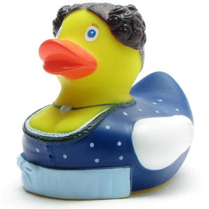Badeente Zenzi mit blauer Schürze und Herzamulett